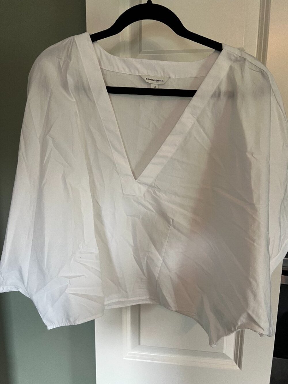 Banana Republic White Poplin V-Neck Blouse Size Medium Short Sleeve